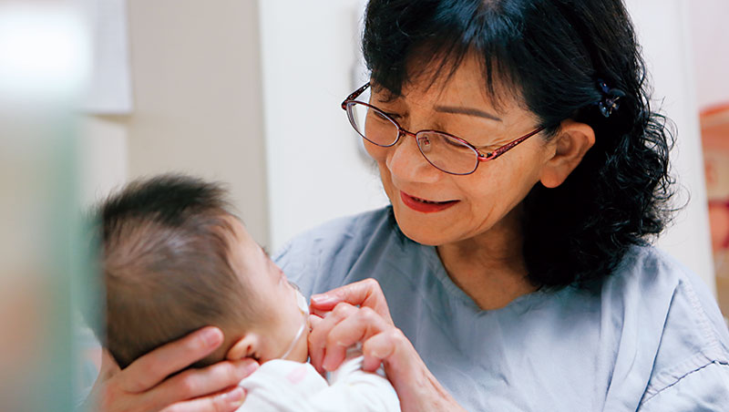 馬偕新生兒病房裡最溫暖的風景之一，是許瓊心抱著早產兒觀察孩子的反應。她超過40年的臨床經驗，被稱作「行走的教科書」。
